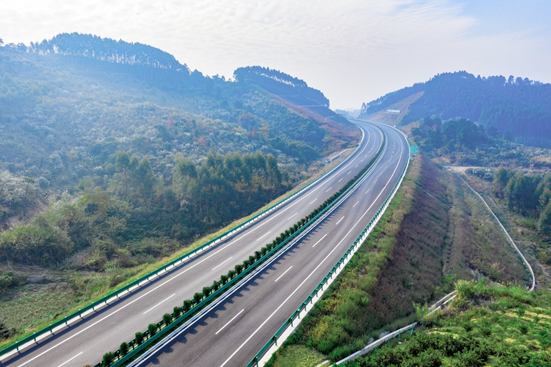 6.高速公路與群山相連，植被覆蓋率高，與原生態(tài)環(huán)境恢復有機結合.jpg